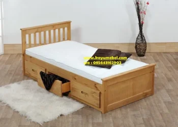 Tempat tidur kayu ada lacinya